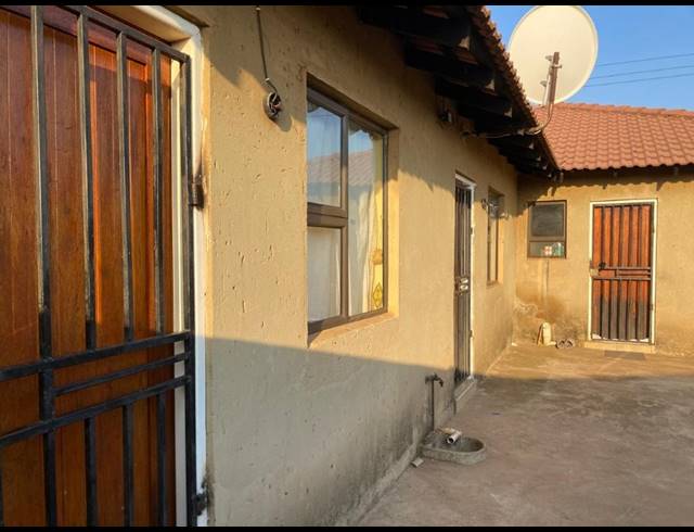 6 BEDROOM HOUSE FOR SALE IN MOLELEKI